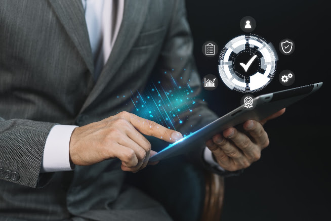 íconos digitales de automatización, seguridad, productividad y análisis de datos, representando eficiencia empresarial mediante tecnología.